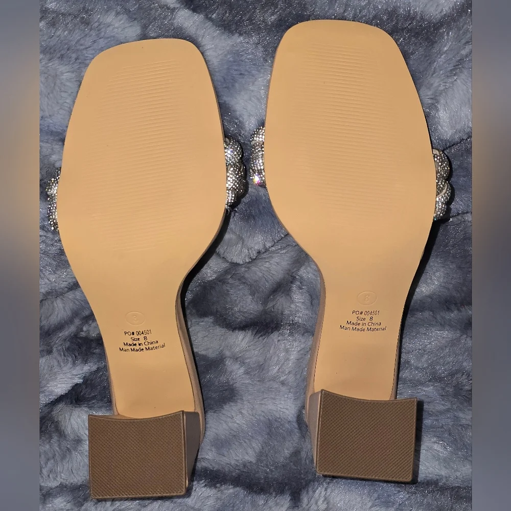 NWB Journee Collection SASHAA TOE BAND HEELS IN FAUX‎ LEATHER Size 8 Nude Color